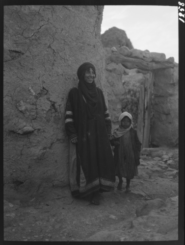 Mare i filla a l’entrada de casa seva, a Migdal. 1927<br><span style="font-size: small">Madre e hija en la entrada de su casa, en Migdal. 1927<br>   Mother and daughter at the entrance of her house, in Migdal. 1927</span>
