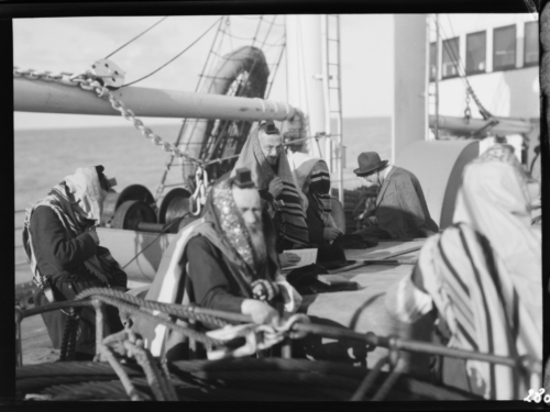 Jueus pregant sobre el pont d’una embarcació. 1925<br><span style="font-size: small">Judíos orando sobre el puente de una embarcación. 1925<br>   Jews praying on the deck of a boat. 1925</span>
