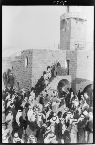 Pelegrins dansant al santuari de Nabi Mussa. 1934<br><span style="font-size: small">Peregrinos danzando al santuario de Nabi Musa. 1934<br>   Pilgrims dancing in the shrine of Nabi Mussa. 1934</span>