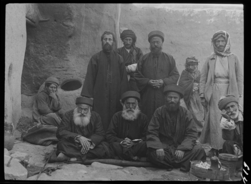 Sacerdots caldeus del vilatge d'Ain Qana, a Iraq, 1922<br><span style="font-size: small">Sacerdotes caldeos de la aldea de Ain Qana, en Irak, 1922<br>   Chaldean priests from the village of Ain Qana in Iraq, 1922</span>