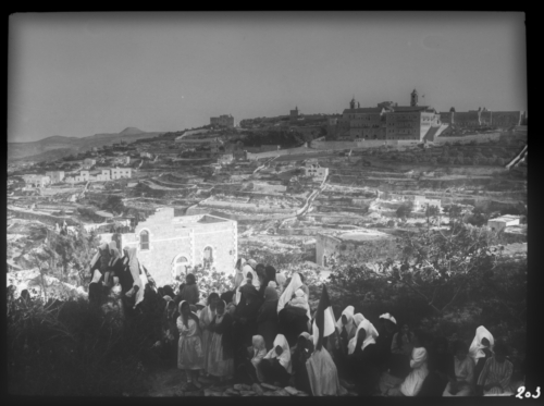 Visita d’un grup de pelegrines armènies a l’església de la Nativitat de Betlem. 1925<br><span style="font-size: small">Visita de un grupo de peregrinas armenias en la iglesia de la Natividad de Belén. 1925<br>   Visit of a group of Armenian pilgrims to the Church of the Nativity in Bethlehem. 1925</span>