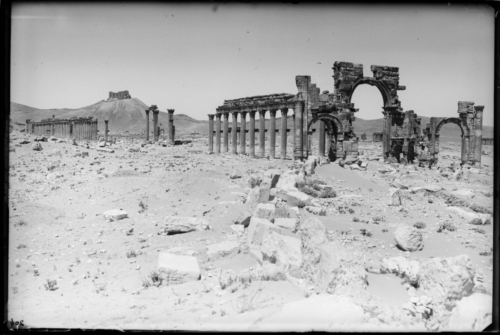 Porta triomfal i gran columnata de Palmira<br><span style="font-size: small">Puerta triunfal y gran columnata de Palmira<br>   Triumphal gate and large colonnade of Palmyra</span>