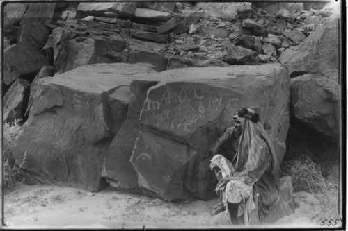 Gravats rupestres al Wadi al-Katib, Umm Zohaib. Sinaí. 1928<br><span style="font-size: small">Pinturas rupestres en Wadi al-Katib, Umm Zohaib. Sinaí. 1928<br>   Cave engravings at Wadi al-Katib, Umm Zohaib. Sinai. 1928</span>
