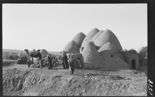 Grup de cases a al-Nayrab. 1927<br><span style="font-size: small">Grupo de casas en al-Nayrab. 1927<br>   Group of houses in al-Nayrab. 1927</span>