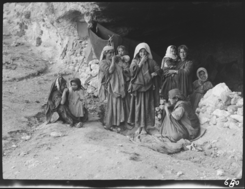 Dones beduïnes a l’entrada de la cova on habiten. 1926<br><span style="font-size: small">Mujeres beduinas en la entrada de la cueva donde habitan. 1926<br>   Bedouin women at the entrance to the cave where they live. 1926</span>