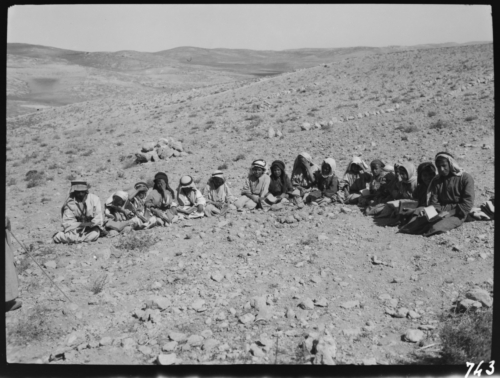 Nens beduïns a escola, enmig del desert. 1926<br><span style="font-size: small">Niños beduinos en escuela, en medio del desierto. 1926<br>   Bedouin children at school, in the middle of the desert. 1926</span>
