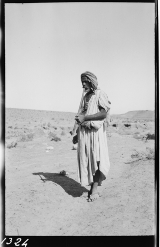 Beduí fumant en pipa, al desert del Nègueb. 1927<br><span style="font-size: small">Beduino fumando en pipa, en el desierto del Néguev. 1927<br>   Bedouin smoking a pipe in the Negev desert. 1927</span>