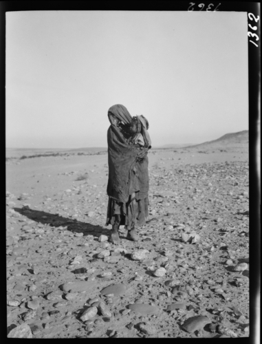 Mare i filla al desert de Nègueb<br><span style="font-size: small">Madre e hija en el desierto de Néguev<br>   Mother and daughter in the Negev desert</span>