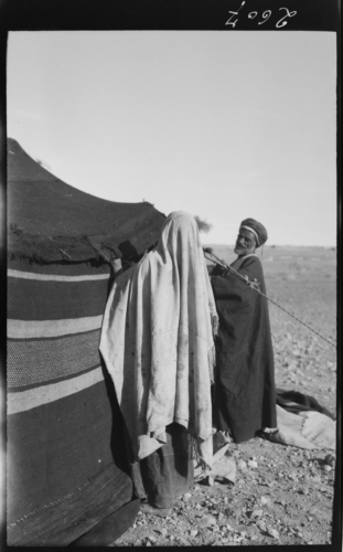Parella muntant la tenda al desert, prop de Bani Na’im<br><span style="font-size: small">Pareja montando la tienda en el desierto, cerca de Bani Na'im<br>   Couple setting up tent in the desert near Bani Na’im</span>