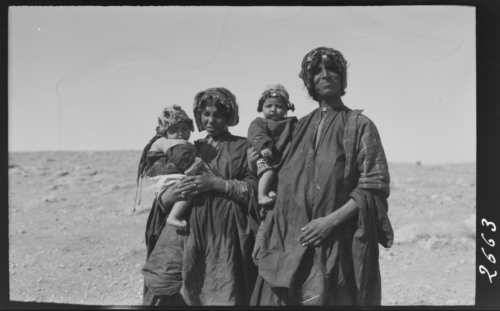 Dones beduïnes amb llurs fills prop d’Abu Dis<br><span style="font-size: small">Mujeres beduinas con sus hijos cerca de Abu Dis<br>   Bedouin women with their children near Abu Dis</span>