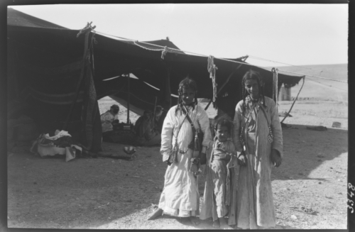 Nens beduïns lluint les trenes davant de llur tenda. Transjordània. 1932<br><span style="font-size: small">Niños beduinos luciendo las trenzas ante su tienda. Transjordania. 1932<br>   Bedouin children wearing braids in front of their tent. Transjordan. 1932</span>