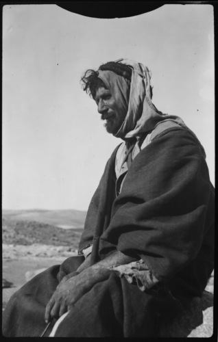 Retrat de beduí<br><span style="font-size: small">Retrato de beduino<br>   Bedouin portrait</span>