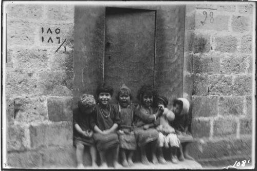 Grup de nenes en un carrer de Natzaret, 1927<br><span style="font-size: small">Grupo de niñas en una calle de Nazaret, 1927<br>   Group of girls on a street in Nazareth, 1927</span>