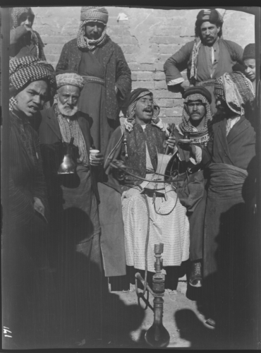 Músics tocant el rabad en els carrers de Bagdad, 1922<br><span style="font-size: small">Músicos tocando el rabad en las calles de Bagdad, 1922<br>   Musicians playing rabad in the streets of Baghdad, 1922</span>