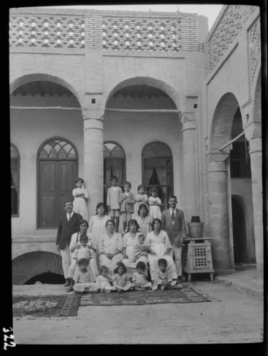 Grup familiar a Ahwaz. Iran, 1923<br><span style="font-size: small">Grupo familiar a Ahwaz. Irán, 1923<br>   Family group in Ahwaz. Iran, 1923</span>