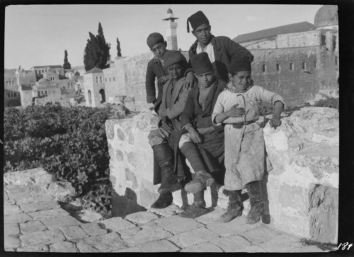 Nens jueus als carrers de Jerusalem. 1925<br><span style="font-size: small">Niños judíos en las calles de Jerusalén. 1925<br>   Jewish children on the streets of Jerusalem. 1925</span>