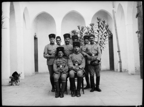 Membres de la guarnició militar de Biblos. 1925<br><span style="font-size: small">Miembros de la guarnición militar de Biblos. 1925<br>   Members of the Biblos military garrison. 1925</span>